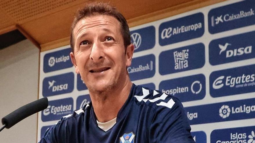 El técnico del CDTenerife, Luis Miguel Ramis, afirma que sus jugadores no han dado síntomas de cansancio durante la pretemporada .