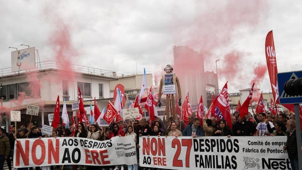Protesta de trabajadores a las puertas de Nestlé en Pontecesures
