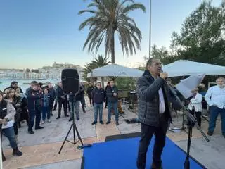 Acto multitudinario en el Club Náutico Ibiza contra “los especuladores sinvergüenzas”