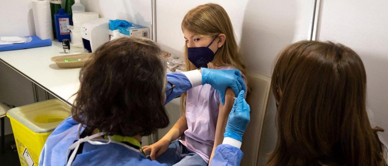 Una niña recibe la vacuna contra el covid en Viena.