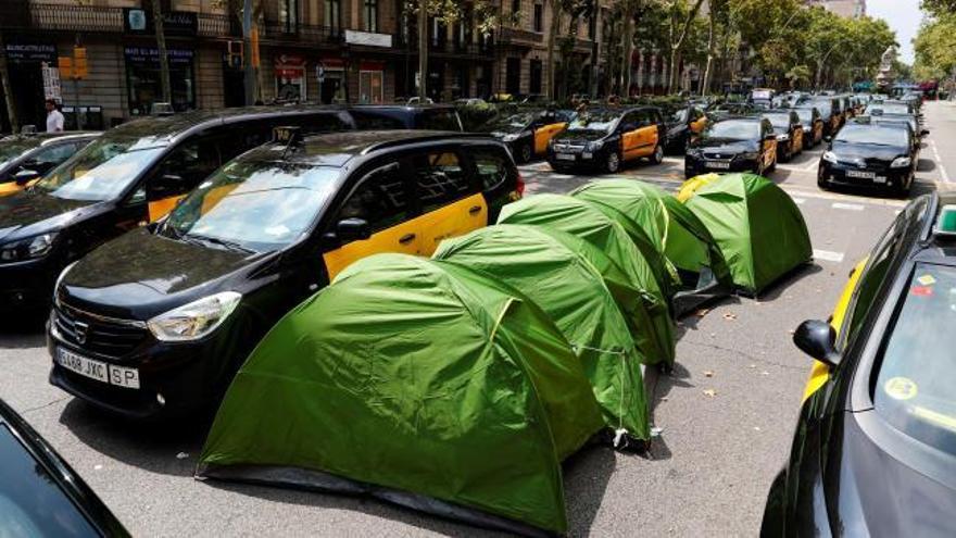 Los taxistas de Barcelona acampan en plena Gran Vía por tercera noche