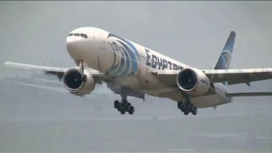 Egipto baraja la posibilidad de un atentado en el avión estrellado en el Mediterráneo