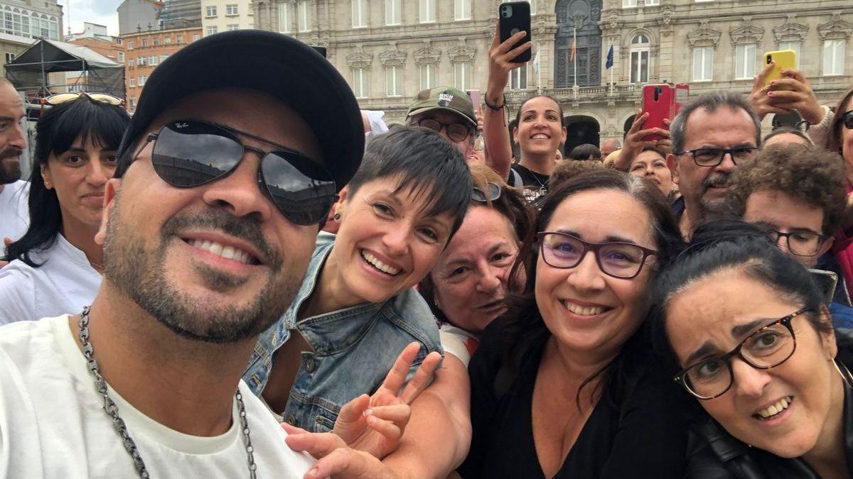 Luis Fonsi con fans en A Coruña.