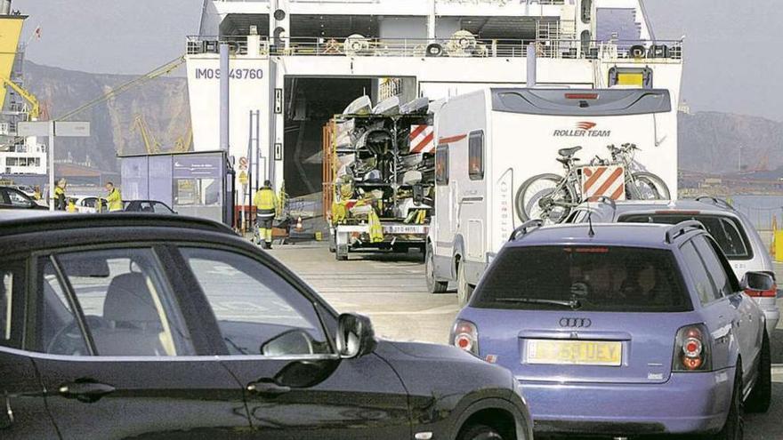 Vehículos embarcando en El Musel en el buque de LD Lines con destino a Poole (Inglaterra).