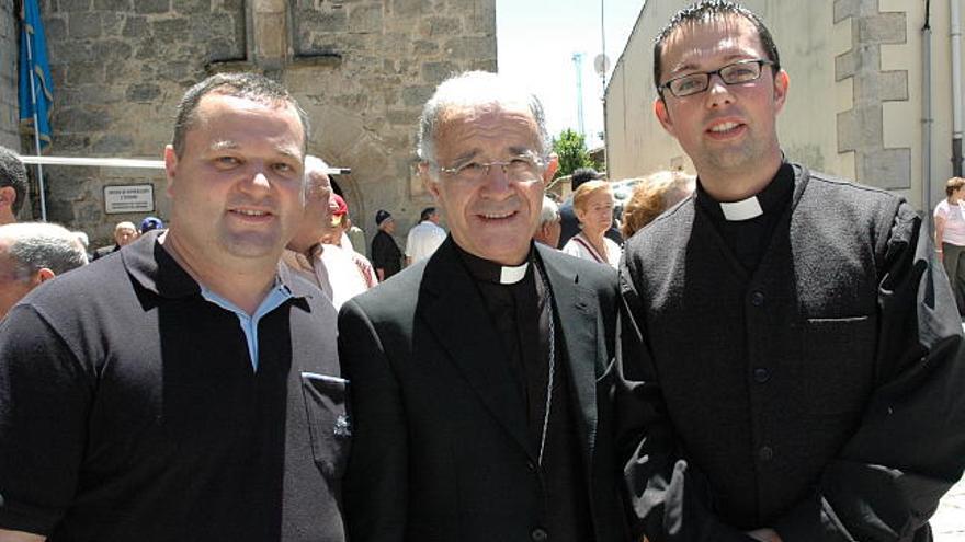 Manuel Iglesias (izquierda) posa con el obispo de Zamora y el sacerdote Angel Carretero (derecha).