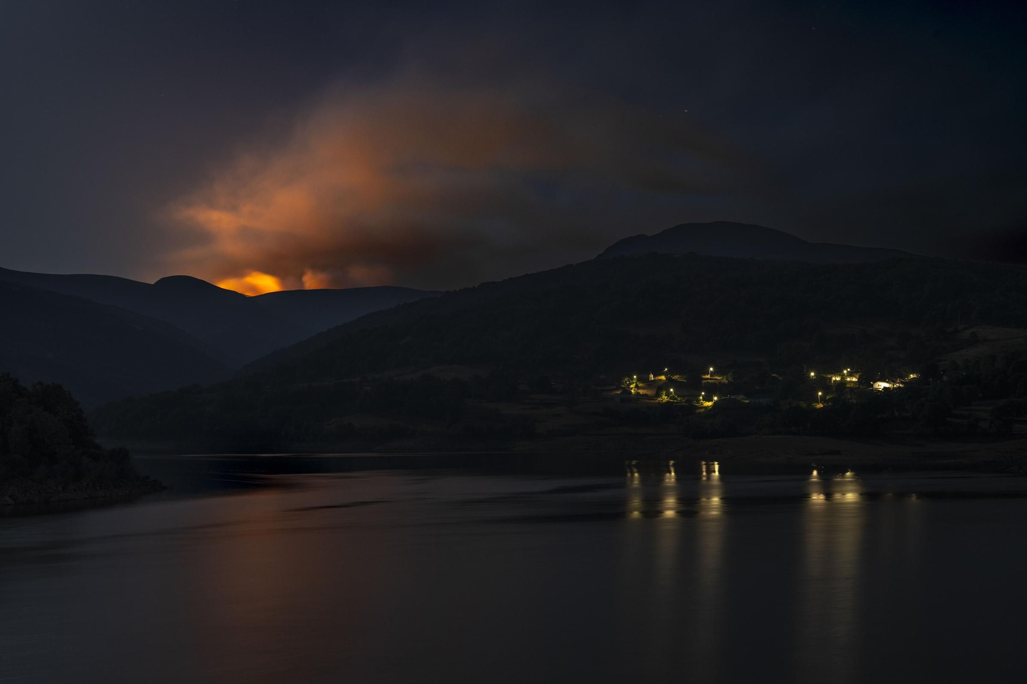 Estado del incendio de Chandrexa de Queixa el sábado 10 por la noche, cuando llevaba arrasadas más de 800 hectáreas