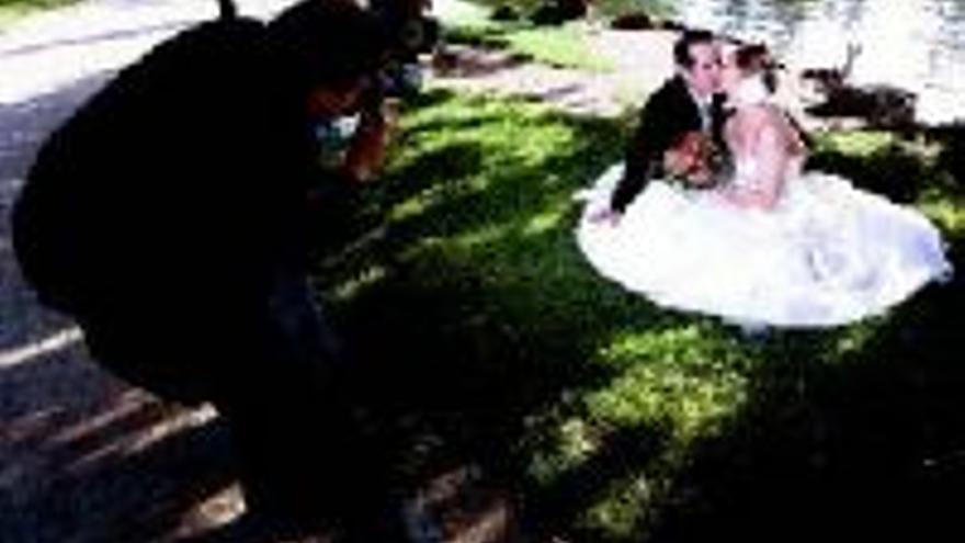 Un fotógrafo indemnizará a unos novios al perder las fotos de boda[antetit.107]EL REPORTAJE GRAFICO Y DE VIDEO SE HIZO EN FORMATO DIGITAL Y EL DISCO DURO DONDE SE VOLCO SE AVERIO