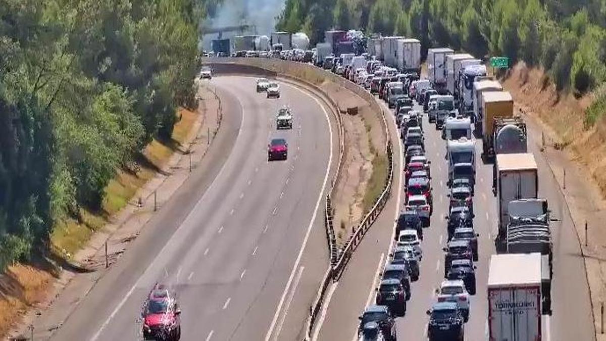 Retencions a l'AP-7 a l'altura de Vliademuls per l'incendi de vegetació aquest 6 de juliol.