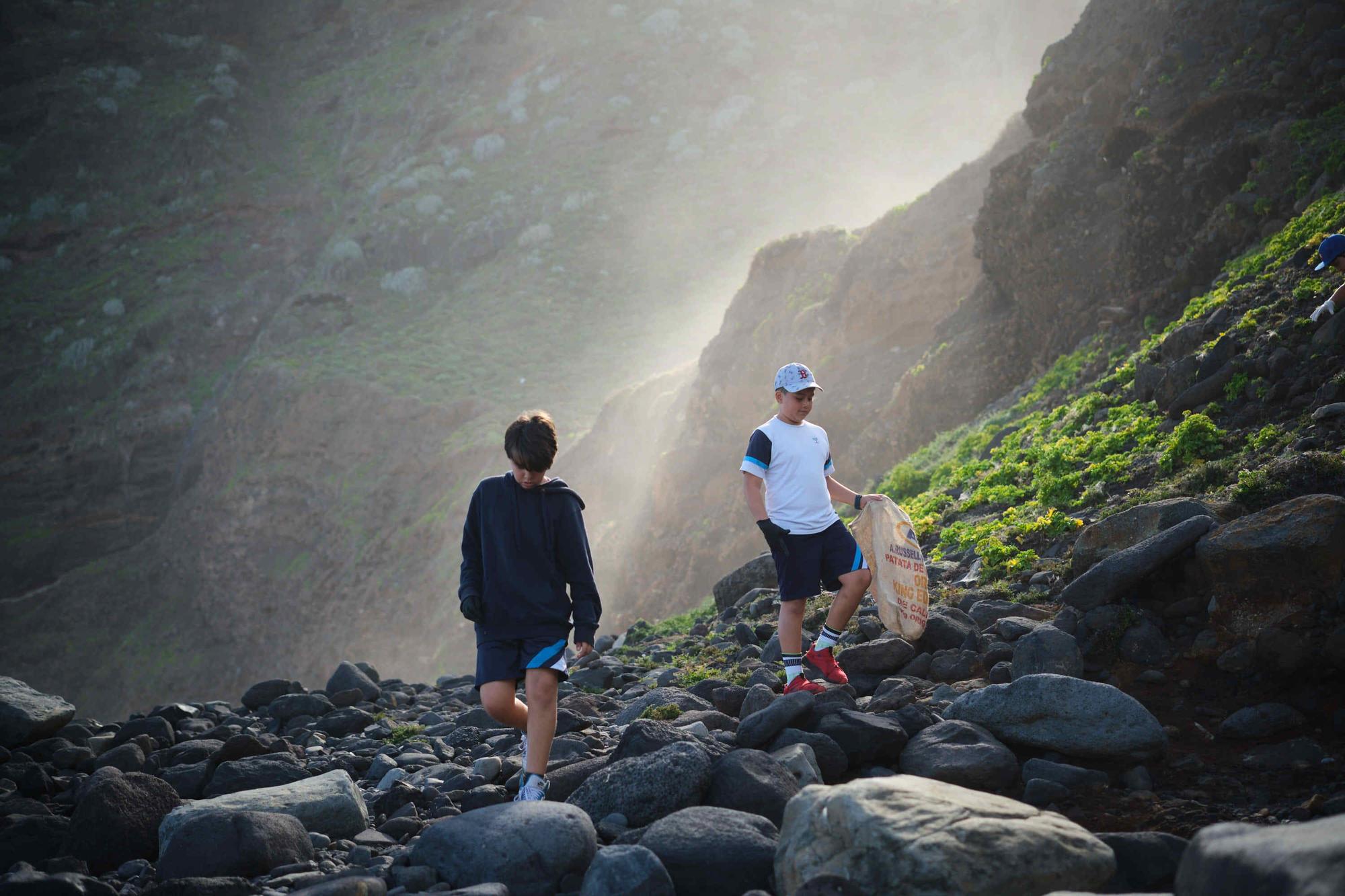 Limpieza de la playa Los Troches, en Punta del Hidalgo