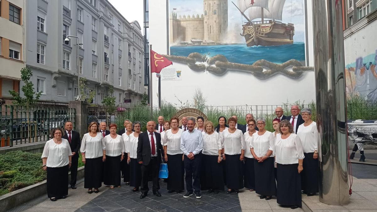 Integrantes de la coral Alborada posan en Santander con Revilla