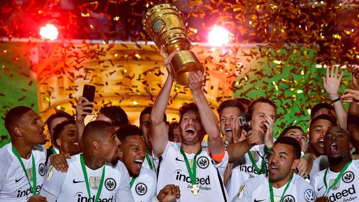 Los jugadores del Eintracht celebrando su título la temporada pasada