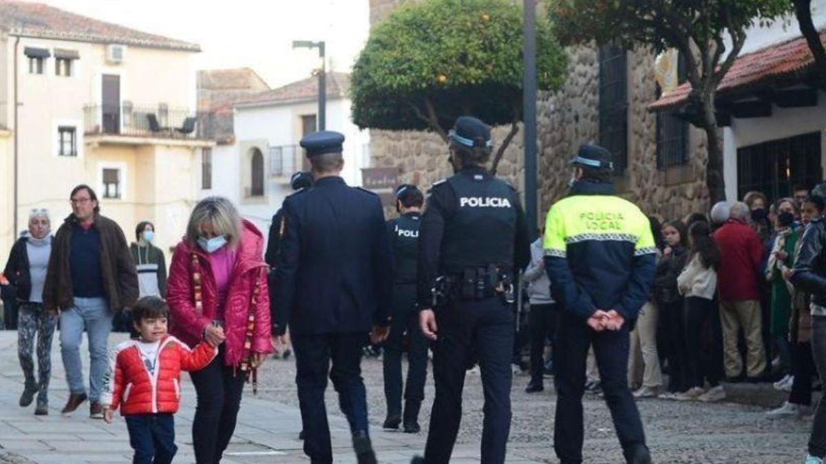 Imagen de archivo policía patrullando parque