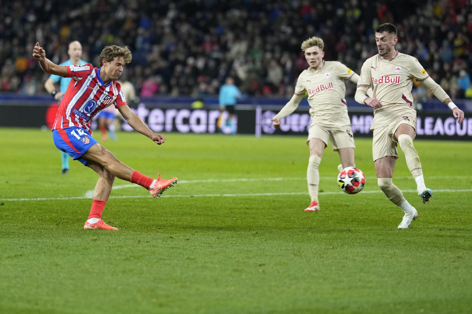Atletico Madrid's Marcos Llorente scores his side's 4th goal during the Champions League opening phase soccer match between FC Salzburg and Atletico Madrid at the Salzburg Arena in Salzburg, Austria, Wednesday, Jan. 29, 2025. (AP Photo/Matthias Schrader). EDITORIAL USE ONLY / ONLY ITALY AND SPAIN