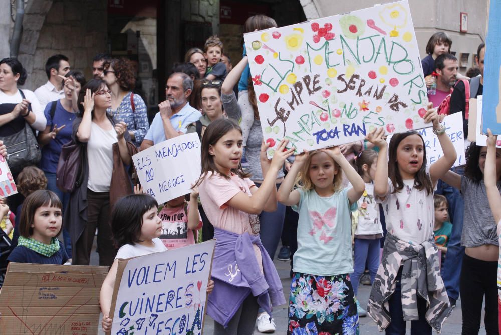 Pares i alumnes del Pla de l''Estany i el Gironès, reclamen gestionar els menjadors escolars