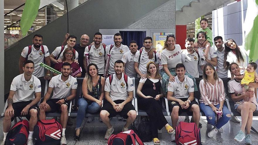 La plantilla del Palma Futsal posa ayer con sus familiares y amigos en Son Sant Joan antes de partir hacia Barcelona.