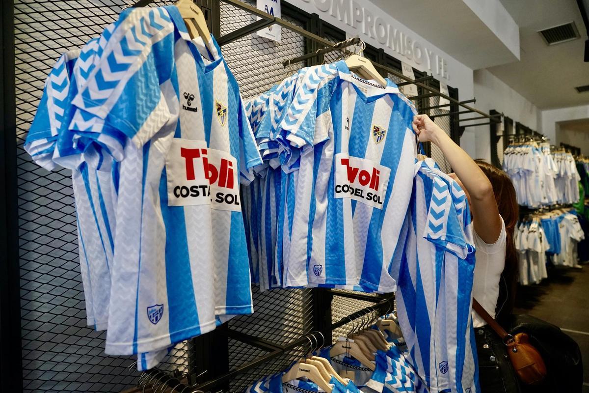 La afición del Málaga CF ha agotado las 2.000 camisetas del 120 aniversario.