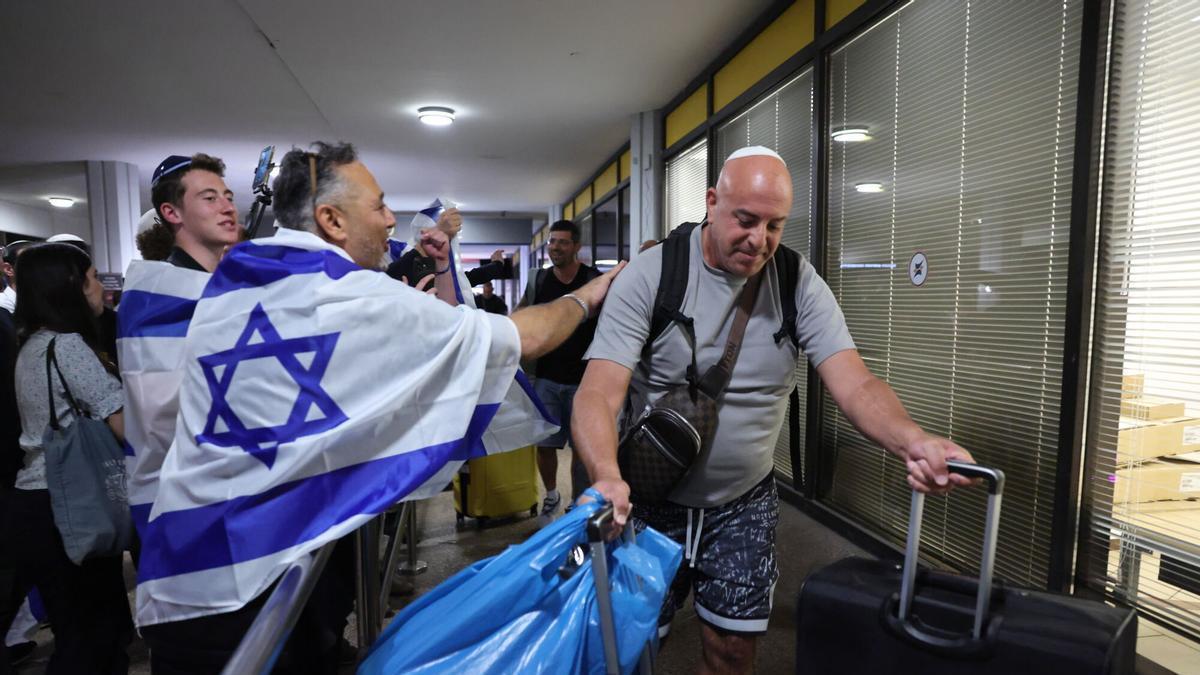 Uno de los pasajeros del vuelo de Flydubai llega al aeropuerto Ben Gurion de Tel Aviv, este miércoles.