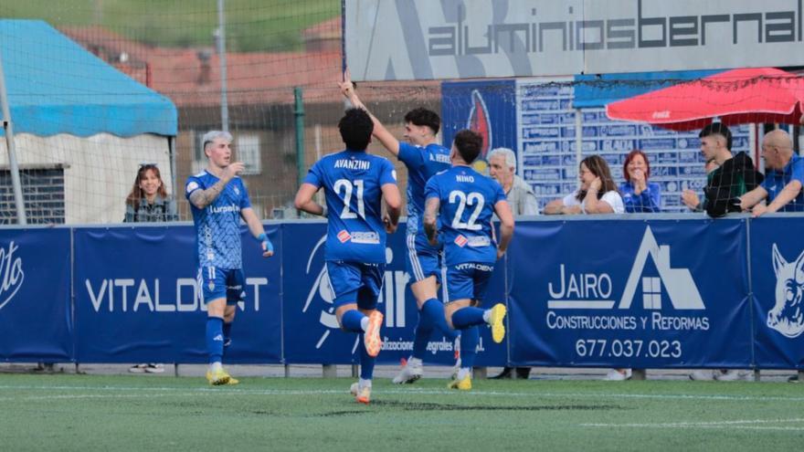 Ariel celebra el gol de la victoria ante el Vetusta junto a Nino, 
Avanzini y Samu. |  C. D. Covadonga