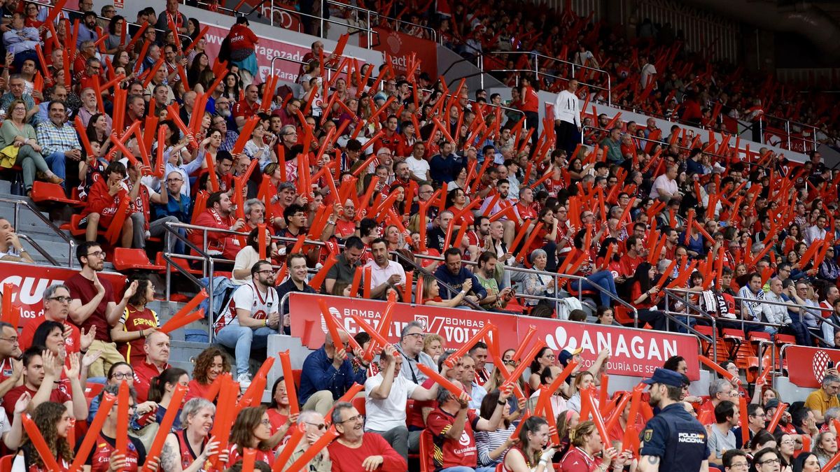 La 'Marea Roja', durante el partido de la final de la Liga Endesa femenina disputado en el Príncipe Felipe