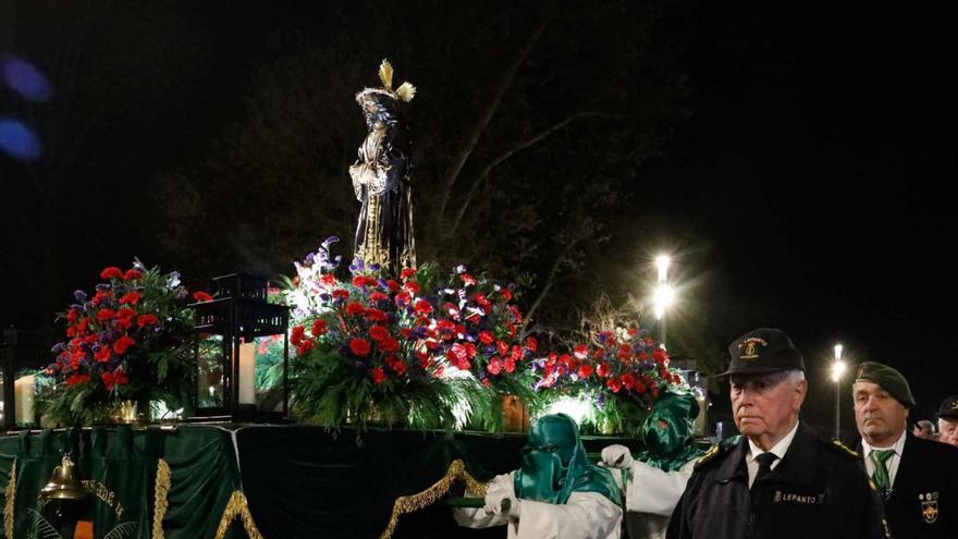 el paso de Jesús Cautivo custodiado por «Lepanto» y los boinas verdes en La Muralla.