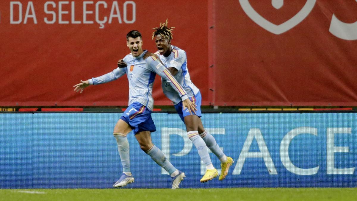 Morata y Nico Williams celebran un gol de España en la Nations League.