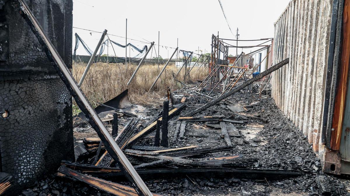 Lugar en el que se inició el incendio, tras los contenedores.