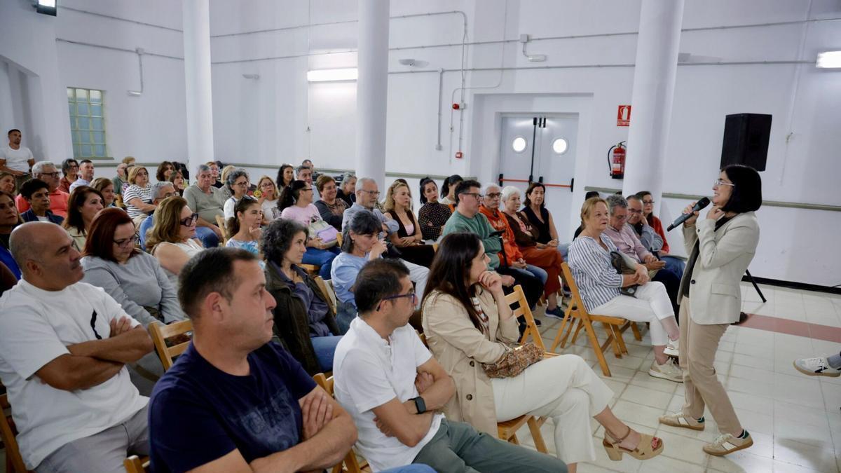 La alcaldesa mantiene un encuentro ciudadano en la Universidad Popular