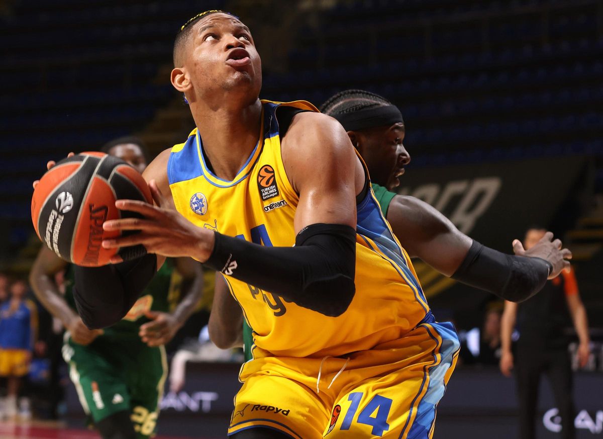 Jasiel Rivero, en un partido de Euroliga entre el Maccabi y el Panathinaikos