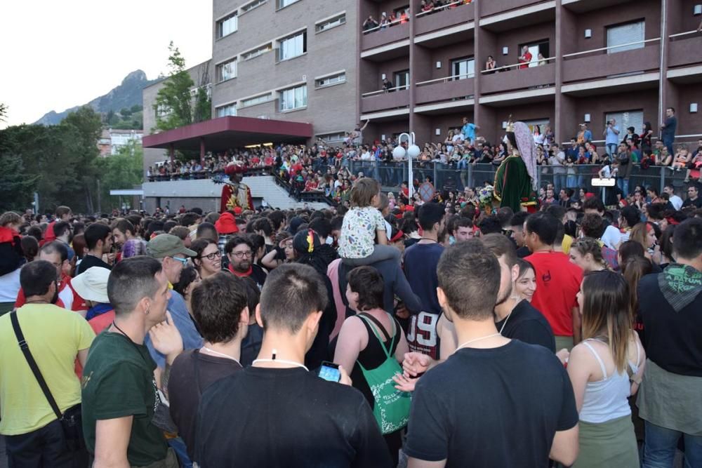 La plaça de Sant Pere s'omple en l'inici de la darrera passada de la Patum