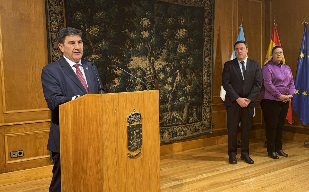 Blanco en el acto en Bergondo, acompañado por Formoso y Pérez