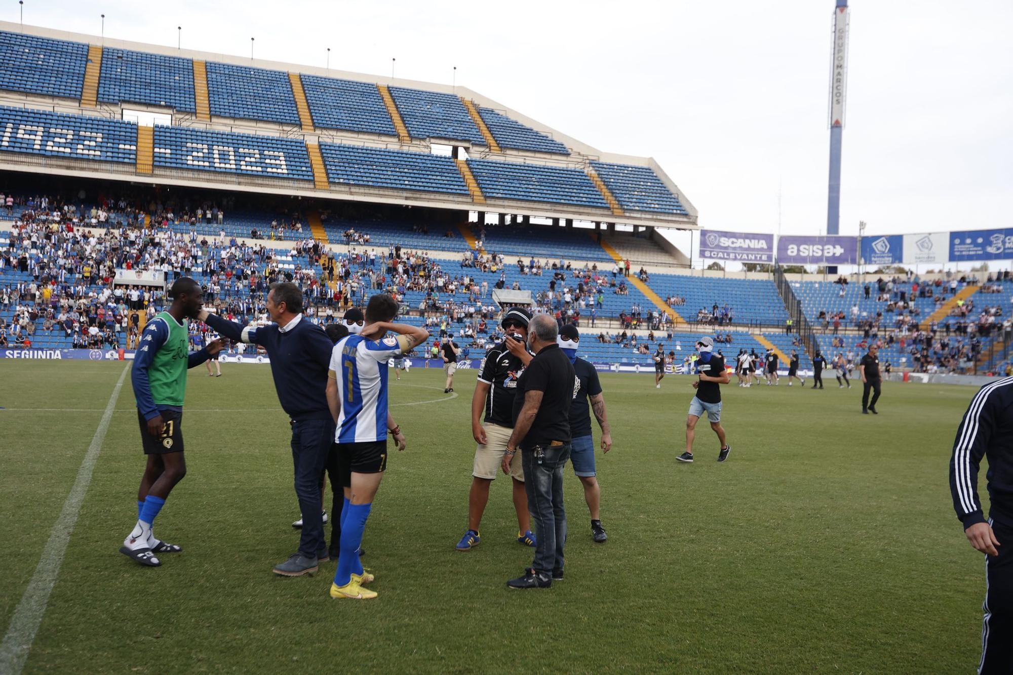 Protestas dentro y fuera del estadio del Rico Pérez