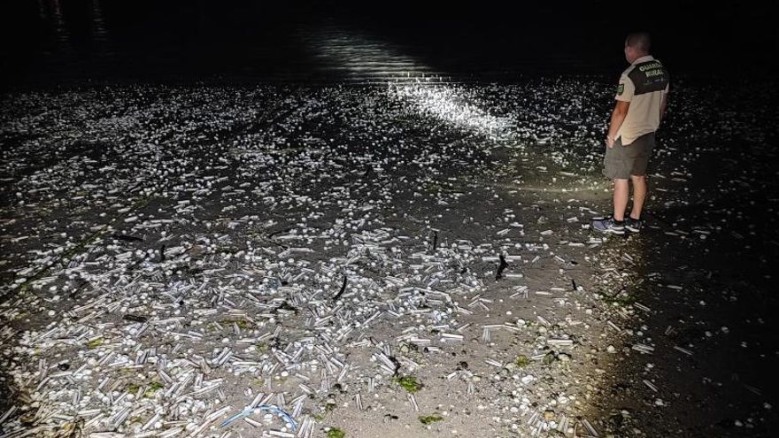 Vertido, temperatura del agua o ambas. ¿Cuál es la causa de la mortandad del marisco en una playa de A Illa?