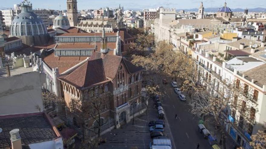 El ayuntamiento cierra al tráfico la Lonja y restringe al máximo los coches en el Mercat