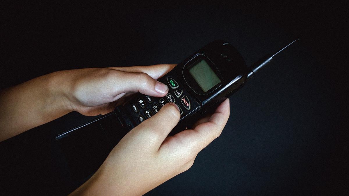 Un modelo de teléfono móvil bastante antiguo