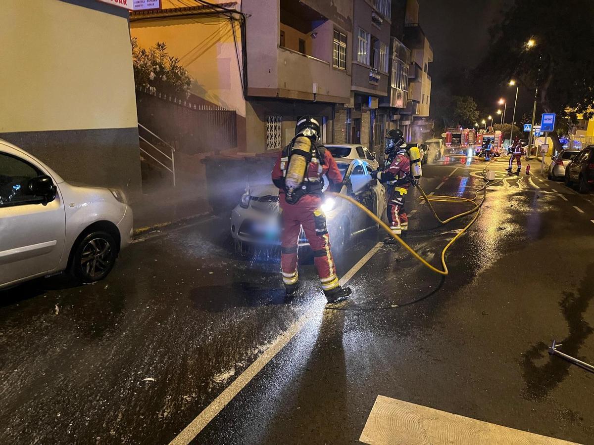 Bomberos de Las Palmas de Gran Canaria durante las labores de extinción del fuego en Las Palmas de Gran Canaria.