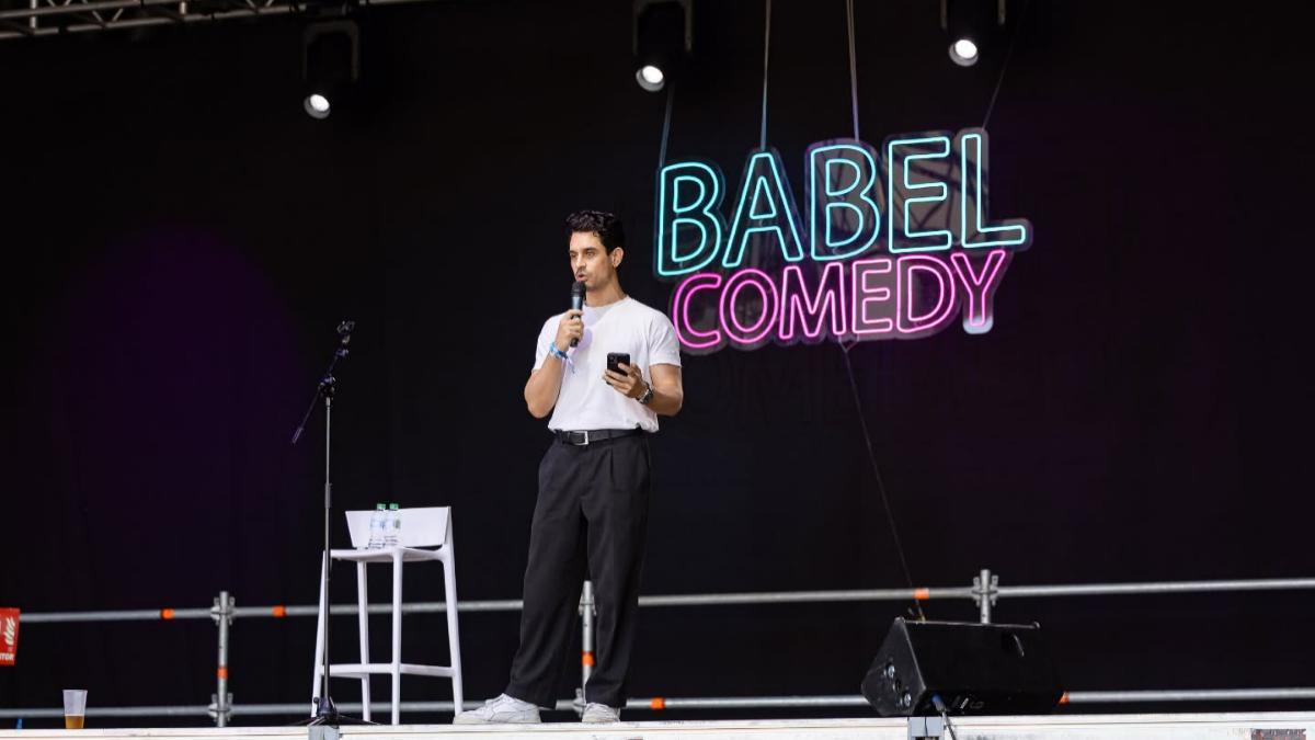 Babel Comedy, el escenario donde Río Babel cambia los acordes por monólogos sin perder el ritmo festivalero.