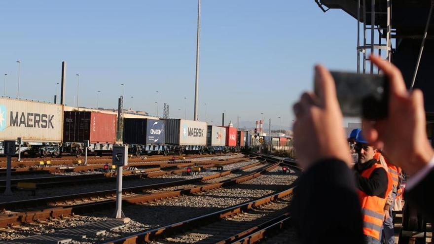 Descarrila un tren de mercaderies a la Zona Franca de Barcelona sense causar ferits
