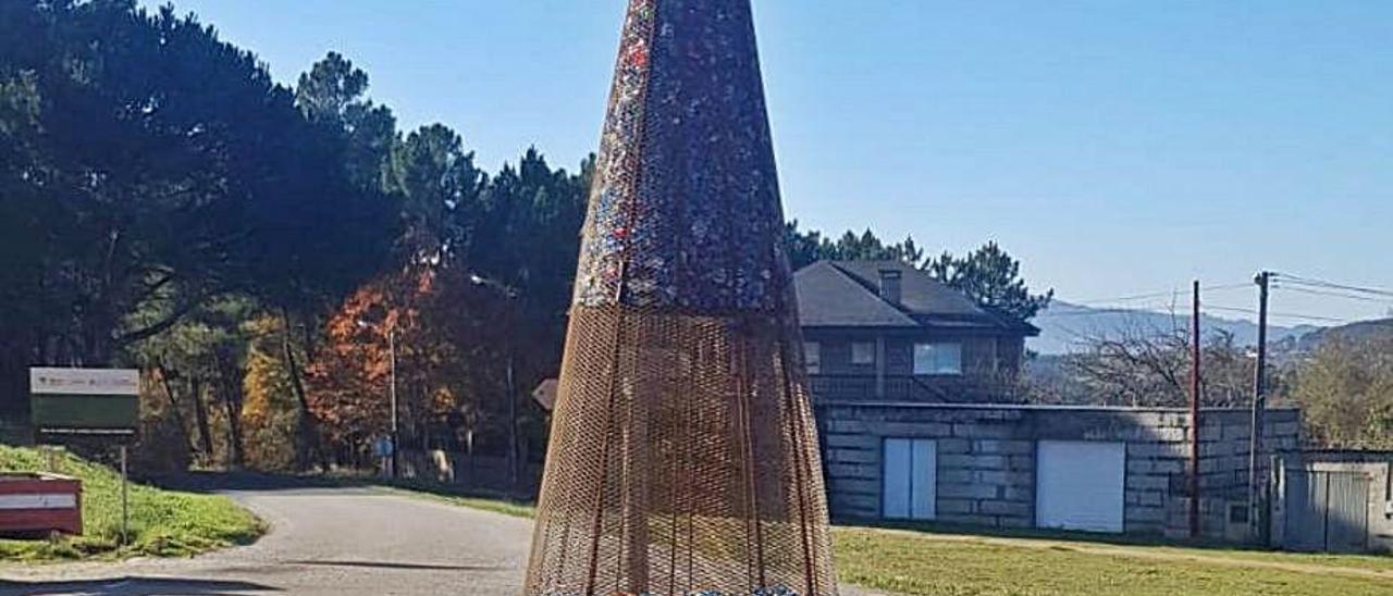 Uno de los recipientes, con forma de árbol, para los tapones.