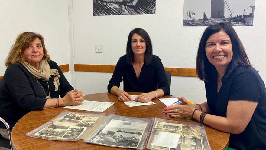 Encarna Magaña, Ana Juan y Raquel Guasch tras la firma del contrato de depósito.