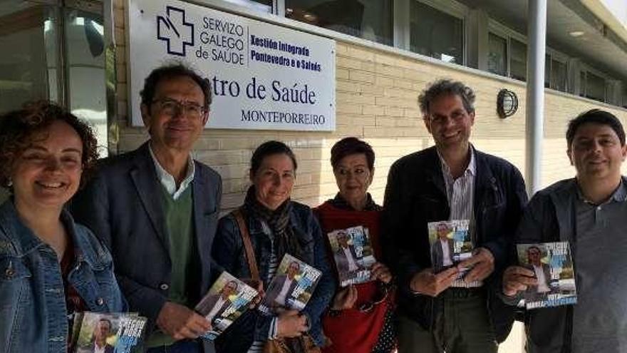 El equipo de Marea ante el centro de salud de Monte Porreiro. // FdV