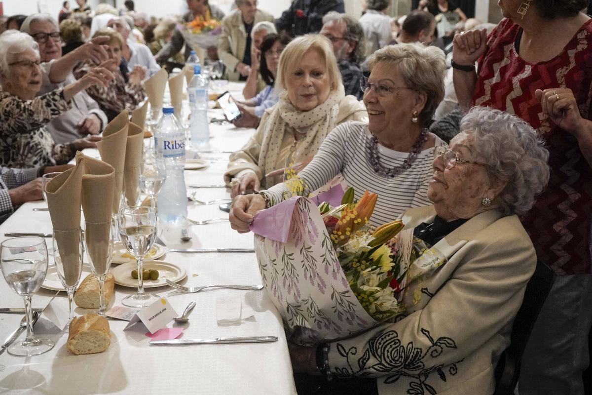 Imatge del dinar d’homenatge a les persones centenàries de Manresa al Museu de l’Aigua i el Tèxtil Imatge del dinar d’homenatge a les persones centenàries de Manresa al Museu de l’Aigua i el Tèxtil