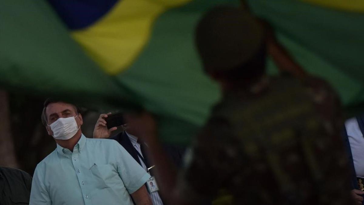 Jair Bolsonaro, aún positivo, el miércoles en la ceremonia diaria de arriada de la bandera en palacio.