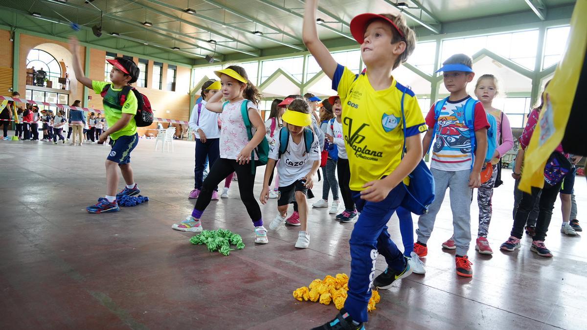 Algunos de los escolares, participando en la yincana.