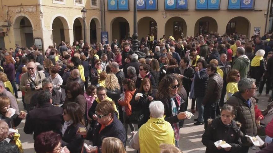 Los vecinos se congregaron en la Plaza Mayor de Yecla.