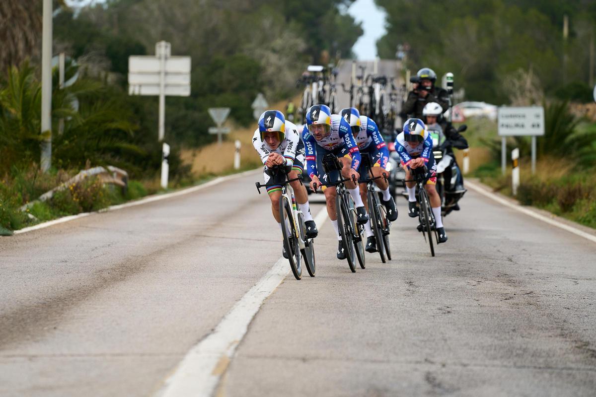 Los corredores del Red Bull-Bora, en plena contrarreloj camino a la Colònia de Sant Jordi