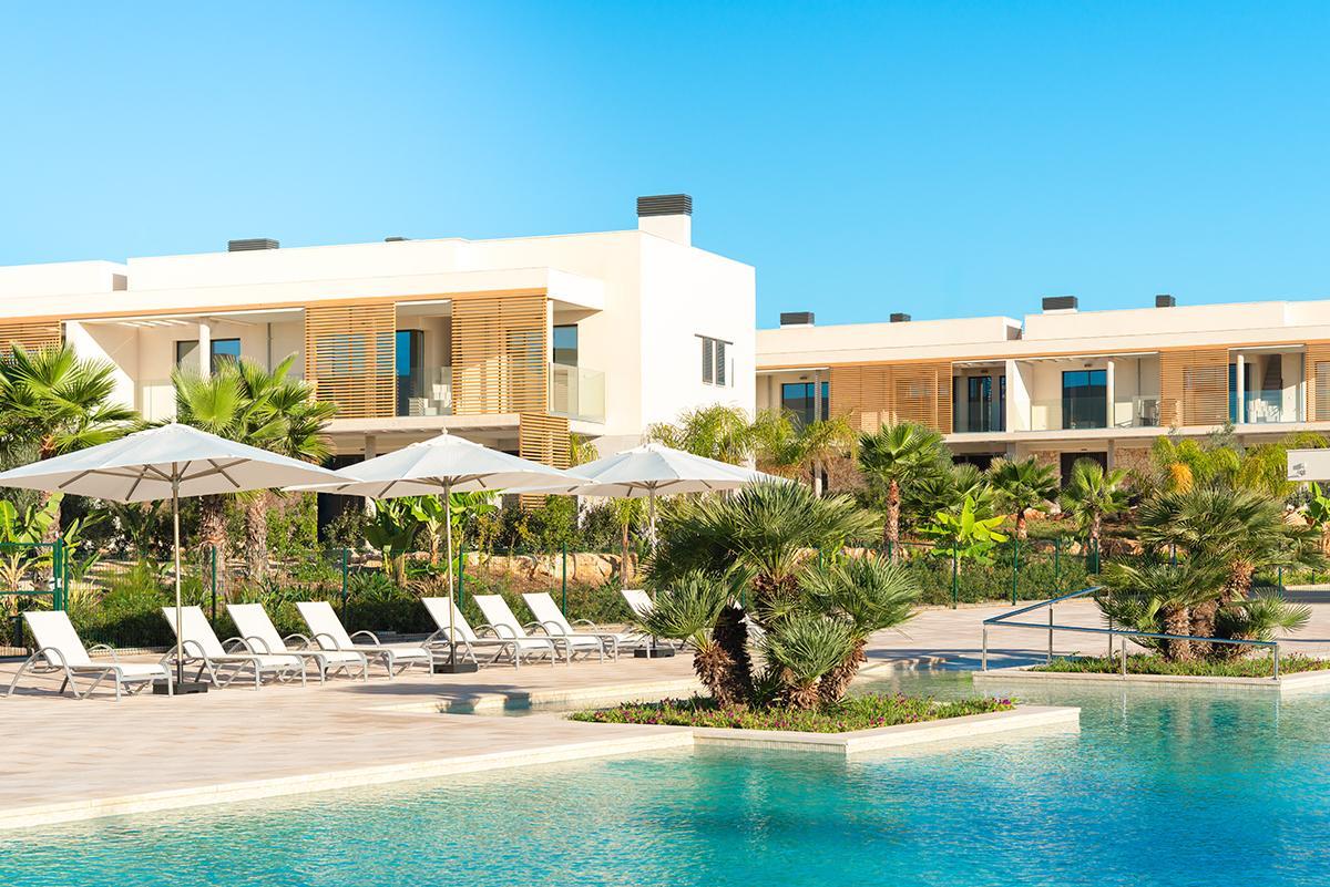 Der Salzwasser-Pool im Herzen der Neubau-Wohnanlage Adelfas de Es Trenc