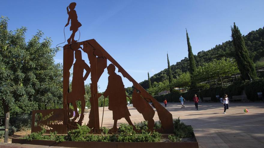 Faura rinde homenaje a la doctora Anna Lluch con una escultura