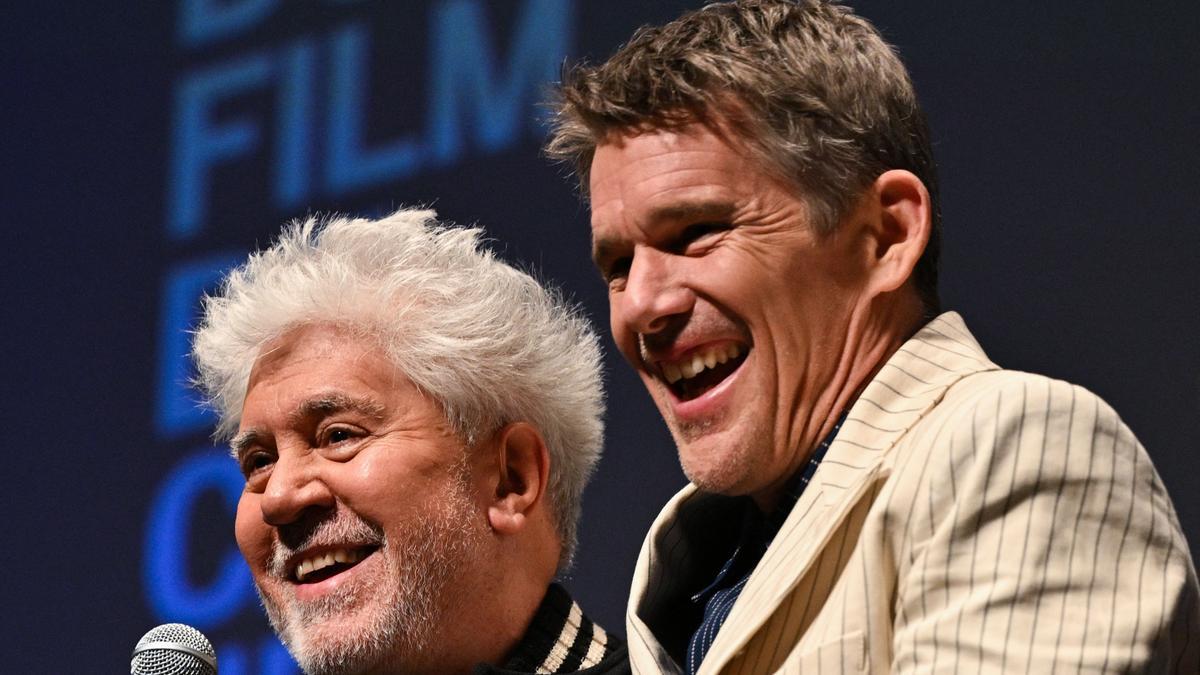 Pedro Almodóvar aterriza en Cannes. El cineasta estrena en Cannes el mediometraje ‘Extraña forma de vida’, con Ethan Hawke y Pedro Pascal, un wéstern protagonizado por dos gais que subvierte el género