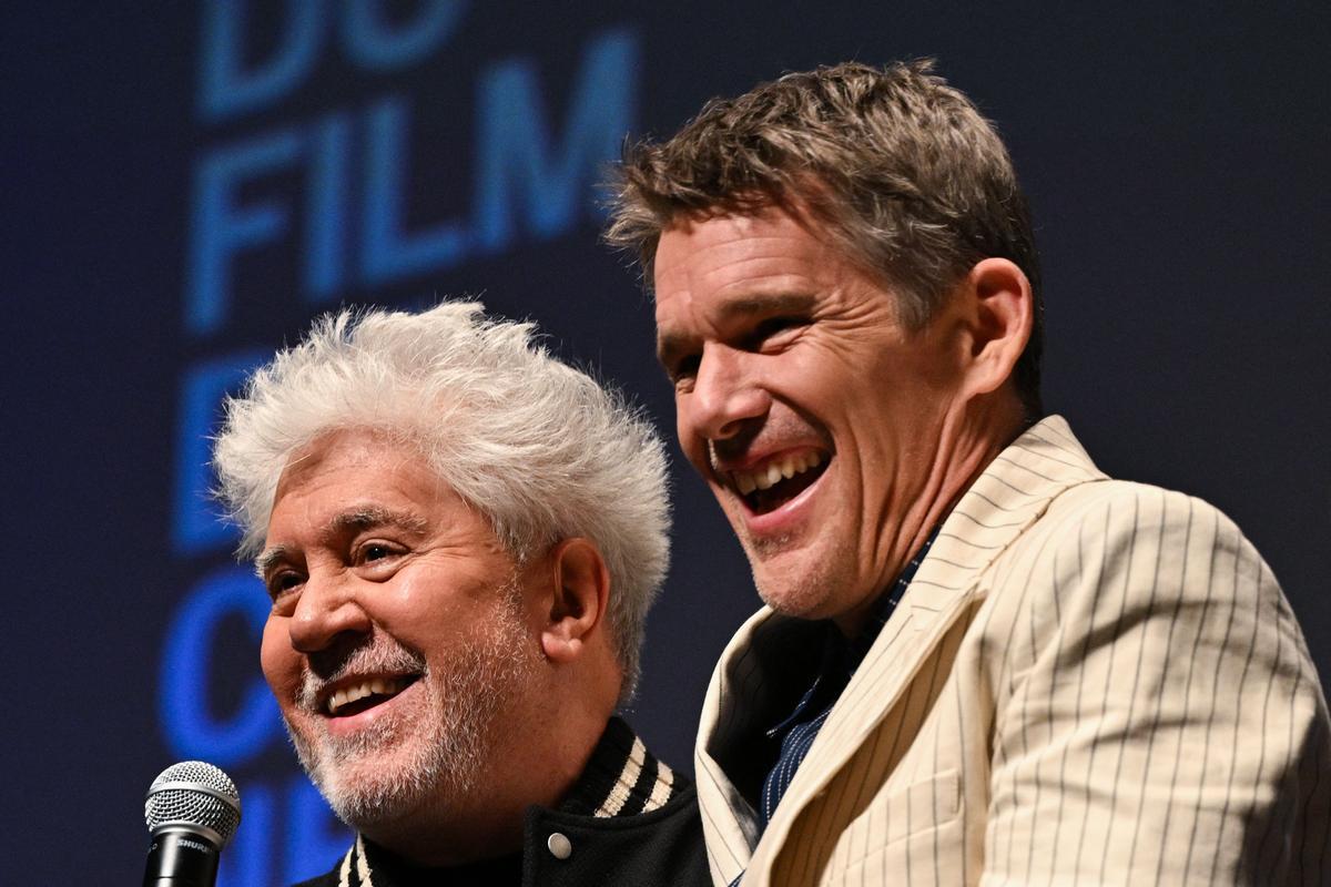 Pedro Almodóvar aterriza en Cannes. El cineasta estrena en Cannes el mediometraje ‘Extraña forma de vida’, con Ethan Hawke y Pedro Pascal, un wéstern protagonizado por dos gais que subvierte el género