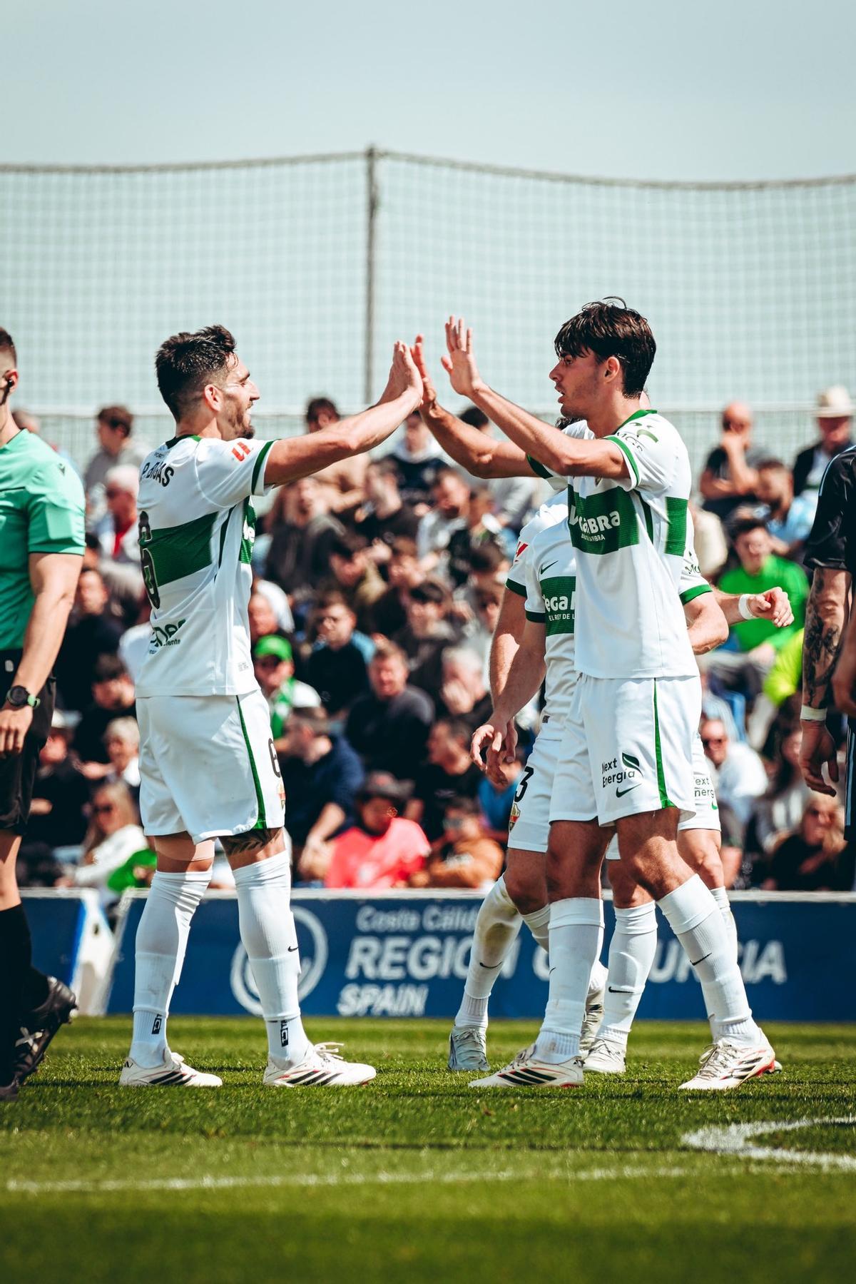 Redondo celebra un gol al Aston Villa con Bigas